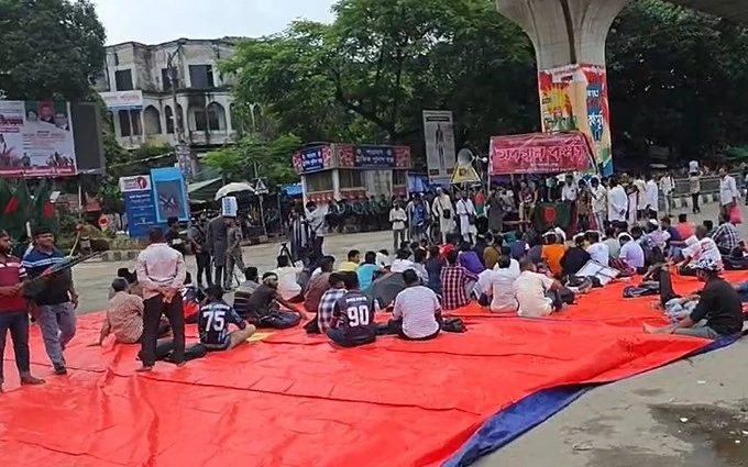 জুলাই সনদ ঘোষণার দাবিতে আজও শাহবাগ মোড়ে জুলাই যোদ্ধারা